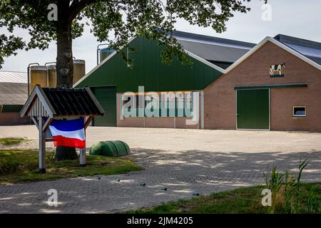 Auf dem Kopf stehende niederländische Flaggen hängen an Häusern und Laternenpfosten im ganzen Land, aus Protest gegen die Regierungspolitik, die kaufen oder enteignen will Stockfoto