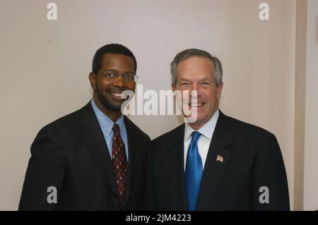 Büro des Sekretärs - SEKRETÄR DONALD EVANS MIT DEM VORSITZENDEN RICH CROTTY Stockfoto