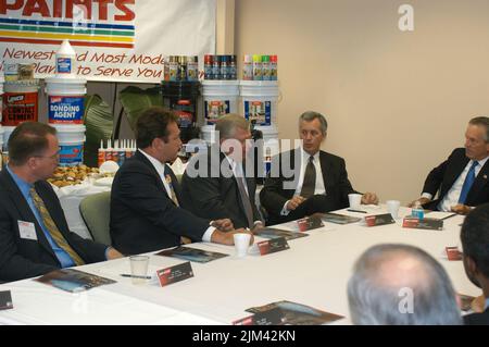Büro des Sekretärs - SEKRETÄR DONALD EVANS MIT DEM VORSITZENDEN RICH CROTTY Stockfoto