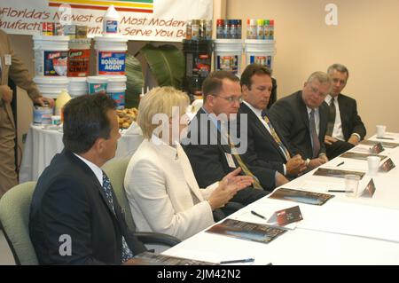 Büro des Sekretärs - SEKRETÄR DONALD EVANS MIT DEM VORSITZENDEN RICH CROTTY Stockfoto