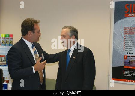 Büro des Sekretärs - SEKRETÄR DONALD EVANS MIT DEM VORSITZENDEN RICH CROTTY Stockfoto