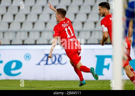 BELGRAD, SERBIEN - 4. AUGUST: Daan Rots vom FC Twente feiert sein Tor während des dritten Qualifikationsrunden-Spiels der UEFA Europa Conference League zwischen FK Cukaricki und FC Twente im Stadion FK Partizan am 4. August 2022 in Belgrad, Serbien (Foto: Nicola Krstic/Orange Picts) Stockfoto