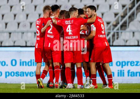 BELGRAD, SERBIEN - 4. AUGUST: Daan Rots vom FC Twente feiert sein Tor mit Mees Hilgers vom FC Twente, Julio Pleguezuelo vom FC Twente, t99 während des dritten Qualifikationsspiels der UEFA Europa Conference League zwischen FK Cukaricki und FC Twente im Stadion FK Partizan am 4. August, 2022 in Belgrad, Serbien (Foto: Nicola Krstic/Orange Picturs) Stockfoto