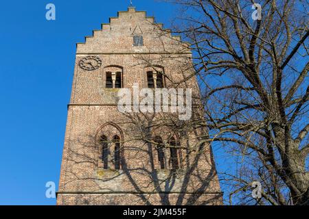 Oberer Teil des Kirchturms Christophorus kerk in der Stadt Geesteren von unten gesehen Stockfoto