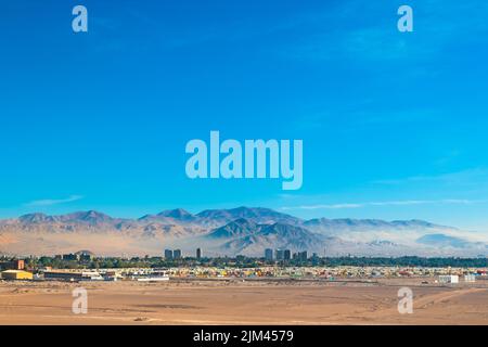 Luftaufnahme der Bergbaustadt Calama im Norden Chiles mit der Kupfermine Chuquicamata im Hintergrund. Stockfoto