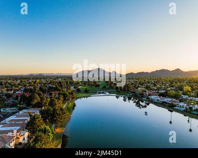 Camelback Mountain und Lake bei Sonnenuntergang im Frühling - Scottsdale Arizona Stockfoto
