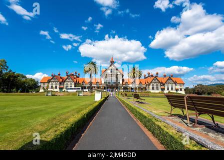 Eine wunderschöne Aussicht auf ein luxuriöses Badehaus in Rotorua, das früher ein Spa war und heute ein regionales Museum ist, Neuseeland Stockfoto