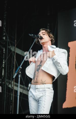 Stockholm, Schweden. 01., Juli 2022. Die italienische Glam-Rock-Band Måneskin spielt ein Live-Konzert während des schwedischen Musikfestivals Lollapalooza Stockholm 2022 in Stockholm. Hier ist Sänger Damiano David live auf der Bühne zu sehen. (Foto: Gonzales Photo - Tilman Jentzsch). Stockfoto