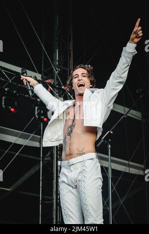 Stockholm, Schweden. 01., Juli 2022. Die italienische Glam-Rock-Band Måneskin spielt ein Live-Konzert während des schwedischen Musikfestivals Lollapalooza Stockholm 2022 in Stockholm. Hier ist Sänger Damiano David live auf der Bühne zu sehen. (Foto: Gonzales Photo - Tilman Jentzsch). Stockfoto