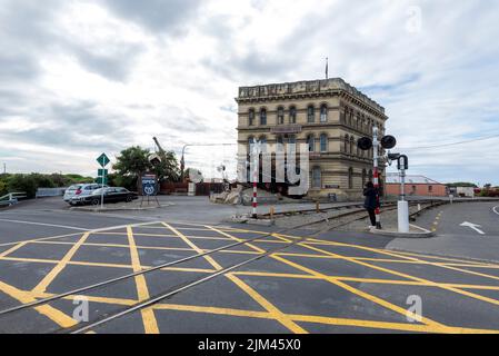 Eine Lokomotive am Eingang des Steampunk Headquarters Museum, einer Kunstgalerie im historischen Viertel von Oamaru, Neuseeland Stockfoto