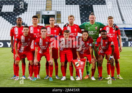 BELGRAD, SERBIEN - AUGUST 4: FR l-r: Julio Pleguezuelo vom FC Twente, Daan Rots vom FC Twente, Michal Sadilek vom FC Twente, Ricky van Wolfswinkel (c) vom FC Twente, Virgil Misidjan vom FC Twente, SR l-r: Joshua Brenet vom FC Twente, Mees Hilgers vom FC Twente, Ramiz Zerrouki vom FC Twente, Michel VLAP vom FC Twente, Torwart Lars Unnerstall vom FC Twente, Gijs Smal vom FC Twente während des dritten Qualifikationsrunden-Spiels der UEFA Europa Conference League zwischen FK Cukaricki und FC Twente im Stadion FK Partizan am 4. August 2022 in Belgrad, Serbien (Foto von Nicola Krstic/Orange Picturs) Stockfoto