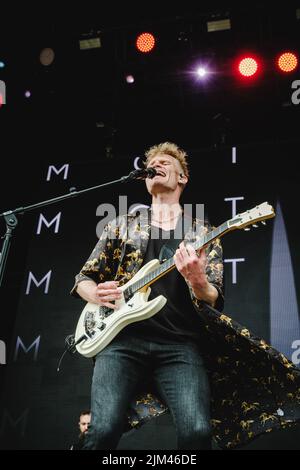 Stockholm, Schweden. 01., Juli 2022. Die kanadische Indie-Rockband Mother Mother gibt ein Live-Konzert während des schwedischen Musikfestivals Lollapalooza Stockholm 2022 in Stockholm. Hier ist Sänger und Musiker Ryan Guldemond live auf der Bühne zu sehen. (Foto: Gonzales Photo - Tilman Jentzsch). Stockfoto