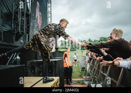 Stockholm, Schweden. 01., Juli 2022. Die kanadische Indie-Rockband Mother Mother gibt ein Live-Konzert während des schwedischen Musikfestivals Lollapalooza Stockholm 2022 in Stockholm. Hier wird Sänger und Musiker Ryan Guldemond live mit den Massen gesehen. (Foto: Gonzales Photo - Tilman Jentzsch). Stockfoto