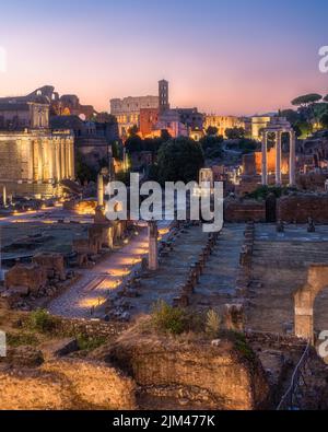 Szenischer Anblick im Forum Romanum mit dem Kolosseum im Morgengrauen. Rom, Italien. Stockfoto