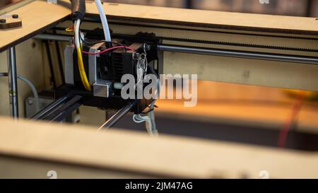 Nahaufnahme eines Druckers 3D in einer Werkstatt Stockfoto