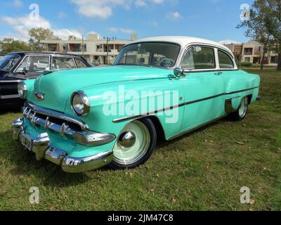 Alte Cyan Chevrolet Chevy Bel Air Coupé Hardtop zwei Tür Anfang 1950s auf dem Gras geparkt. Natur. Oldtimer-Show. Copyspace Stockfoto