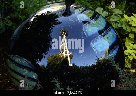 Eine Glaskugel, die die Space Needle in Seattle, Washington, USA reflektiert Stockfoto