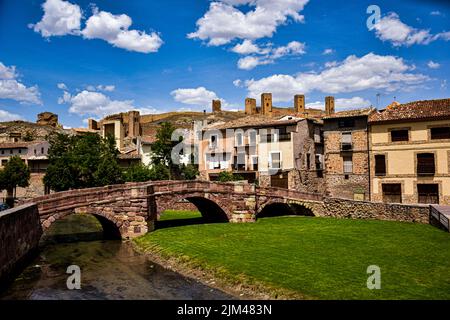 Landschaft von Molina de Aragón in Guadalajara (Spanien), mit einer romanischen Brücke und einem Schloss auf dem Hügel Stockfoto