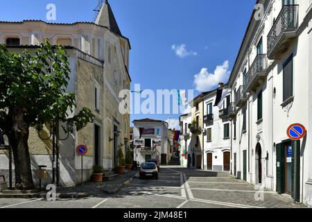 Eine schmale Straße zwischen den alten Häusern von Laino Borgo, einem ländlichen Dorf in der Region Kalabrien, Italien Stockfoto