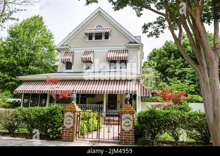 Hampton Virginia, Tidewater Gegend, Victoria Boulevard, historische Häuser Haus Häuser Haus Veranda Nachbarschaft Bäume, Szene auf einem Foto Stockfoto