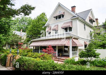 Hampton Virginia, Tidewater Gegend, Victoria Boulevard, historische Häuser Haus Häuser Haus Veranda Nachbarschaft Bäume, Szene auf einem Foto Stockfoto