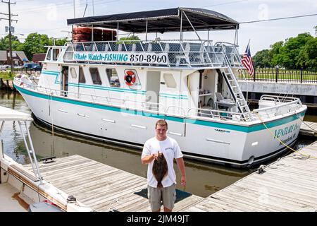 Hampton Virginia, Tidewater Gegend, Hampton River Sunset Creek Water, Bootcenter Center Charter Fischerboot Mann Fischer, Menschen Person Szenenfoto Stockfoto