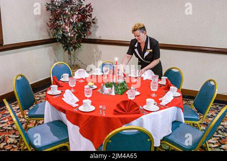 Hampton Virginia, Tidewater Gegend, Quality Inn Hotel Hotels Unterkunft Inn Konferenzraum Housekeeping Tisch Frau, Menschen Person Szene auf einem Foto Stockfoto