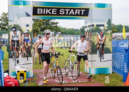 Hampton Virginia, Tidewater Area, Buckroe Beach, Tri American Triathlon Annual Event Competition race, Männer Biker Fahrräder Fahrradfahrer starten Stockfoto