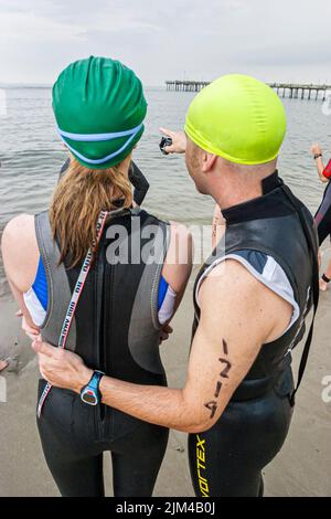 Hampton Virginia, Tidewater Area, Buckroe Beach, Tri American Triathlon Annual Event Competition, Schwimmer Frau Mann paar Teilnehmer Stockfoto