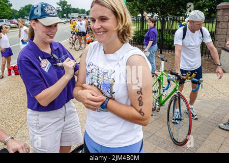 Hampton Virginia, Tidewater Area, Buckroe Beach, Tri American Triathlon Annual Event Wettbewerb Wettbewerb Teilnehmer Rennen, Frau Freiwillige Stockfoto