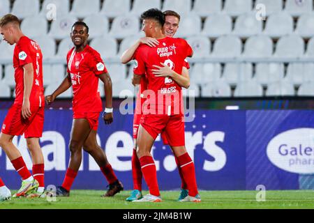 BELGRAD, SERBIEN – AUGUST 4: Daan Rots vom FC Twente feiert sein Ziel mit Mees Hilgers vom FC Twente während des dritten Qualifikationsrunden-Spiels der UEFA Europa Conference League zwischen FK Cukaricki und FC Twente im Stadion FK Partizan am 4. August 2022 in Belgrad, Serbien (Foto: Nicola Krstic/Orange Picts) Stockfoto