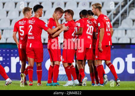 BELGRAD, SERBIEN – AUGUST 4: Daan Rots vom FC Twente feiert sein Ziel mit Michal Sadilek vom FC Twente während des dritten Qualifikationsrunden-Spiels der UEFA Europa Conference League zwischen FK Cukaricki und FC Twente im Stadion FK Partizan am 4. August 2022 in Belgrad, Serbien (Foto: Nicola Krstic/Orange Picts) Stockfoto