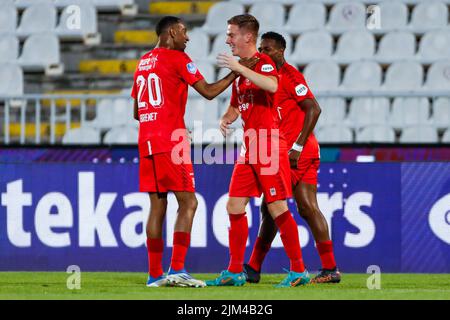 BELGRAD, SERBIEN – AUGUST 4: Daan Rots vom FC Twente feiert sein Ziel mit Joshua Brenet vom FC Twente während des dritten Qualifikationsrunden-Spiels der UEFA Europa Conference League zwischen FK Cukaricki und FC Twente im Stadion FK Partizan am 4. August 2022 in Belgrad, Serbien (Foto: Nicola Krstic/Orange Picts) Stockfoto