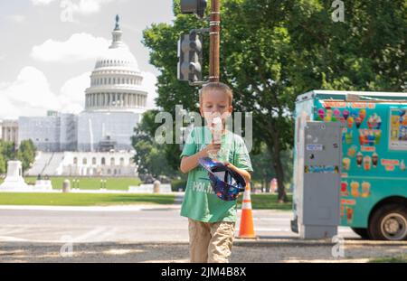 Washington DC, Washington DC, USA. 4. Aug, 2022. Während einer Hitzewelle in Washington, DC am Donnerstag, 4. August 2022. Der National Weather Service veröffentlichte eine Warnung mit Temperaturen von bis zu 95Â, wobei ein Wärmeindex auf bis zu 105Â C prognostiziert wurde. (Bild: © Dominic Gwinn/ZUMA Press Wire) Stockfoto