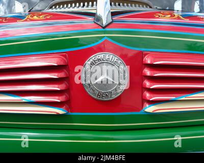 Mercedes-Benz-Sternzeichen und -Marke auf der Motorhaube eines alten Stadtbusses aus dem Jahr 1112 in Buenos Aires. Traditionelle Fileteado-Ornamente. Oldtimer-Show. Stockfoto