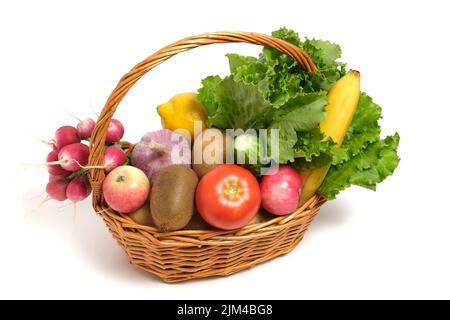 Obst und Gemüse in einem Weidenkorb weißen Hintergrund Stockfoto