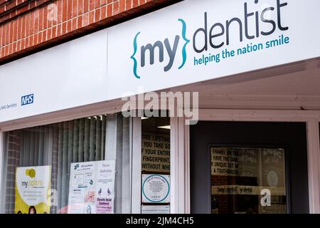 Dorking, Surrey Hills, London, Großbritannien, Juni 30 2022, NHS Dental Practice or Dentists Entrance With No People Stockfoto