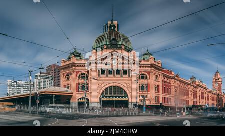 Die ikonische Fassade des Bahnhofs Flinders Street. Blick geradeaus auf den Bahnhof, der an der Ecke Flinders Street und Swanston Street in Melbourne eröffnet. Stockfoto