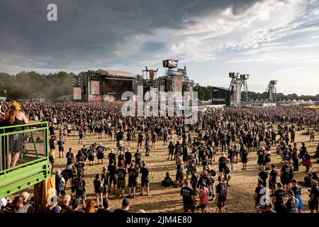 Wacken, Deutschland. 04. August 2022. Metal-Fans feiern beim Auftritt der Band 'Dirkschneider' beim Wacken Open Air (WOA). Es gilt als das größte Heavy Metal Festival der Welt. Quelle: Frank Molter/dpa/Alamy Live News Stockfoto