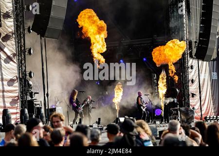 Wacken, Deutschland. 04. August 2022. Die Band 'Dirkschneider' ist während eines Aufführens beim Wacken Open Air (WOA) auf der Bühne. Es gilt als das größte Heavy Metal Festival der Welt. Quelle: Frank Molter/dpa/Alamy Live News Stockfoto