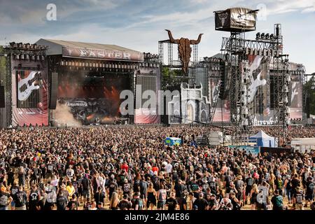 Wacken, Deutschland. 04. August 2022. Metal-Fans feiern beim Auftritt der Band 'Dirkschneider' beim Wacken Open Air (WOA). Es gilt als das größte Heavy Metal Festival der Welt. Quelle: Frank Molter/dpa/Alamy Live News Stockfoto