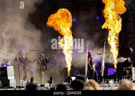 Wacken, Deutschland. 04. August 2022. Die Band 'Dirkschneider' ist während eines Aufführens beim Wacken Open Air (WOA) auf der Bühne. Es gilt als das größte Heavy Metal Festival der Welt. Quelle: Frank Molter/dpa/Alamy Live News Stockfoto