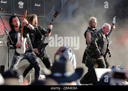 Wacken, Deutschland. 04. August 2022. Die Band 'Dirkschneider' ist während eines Aufführens beim Wacken Open Air (WOA) auf der Bühne. Es gilt als das größte Heavy Metal Festival der Welt. Quelle: Frank Molter/dpa/Alamy Live News Stockfoto