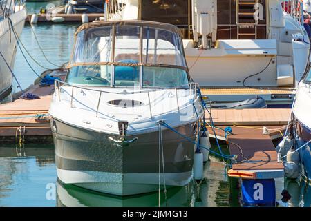 Yacht Cutter Boot auf dem Pier in der Meeresbucht Stockfoto