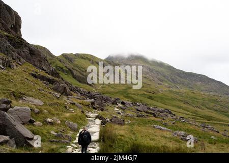 Frau Wandern auf PYG Bergleute verfolgen Snowdonia Mountain Snowdonia National Park North wales weiblich Stockfoto