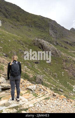 Frau Wandern auf PYG Bergleute verfolgen Snowdonia Mountain Snowdonia National Park North wales weiblich Stockfoto