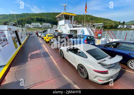 Mehrere Porsche Sportwagen vorne GT3 fahren mit Rheinfähre bei Bad Breisig über Rhein, Bad Breisig, Rheinland Pfalz, Deutschland, Europa Stockfoto