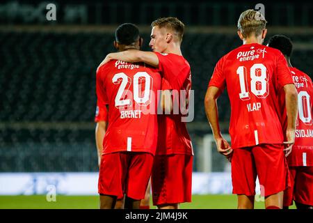 BELGRAD, SERBIEN – AUGUST 4: Joshua Brenet vom FC Twente feiert sein Tor mit Daan Rots vom FC Twente während des dritten Qualifikationsrunden-Spiels der UEFA Europa Conference League zwischen FK Cukaricki und FC Twente im Stadion FK Partizan am 4. August 2022 in Belgrad, Serbien (Foto: Nicola Krstic/Orange Picts) Stockfoto