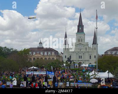 Eine Nahaufnahme des Goodyear Blimp, der während des French Quarter Fest in New Orleans über den Jackson Square fliegt Stockfoto