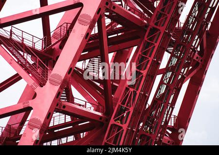 Das rote Metallbaufragment der Schiwopisny-Brücke, der Kabelbrücke in Moskau, Russland. Stockfoto